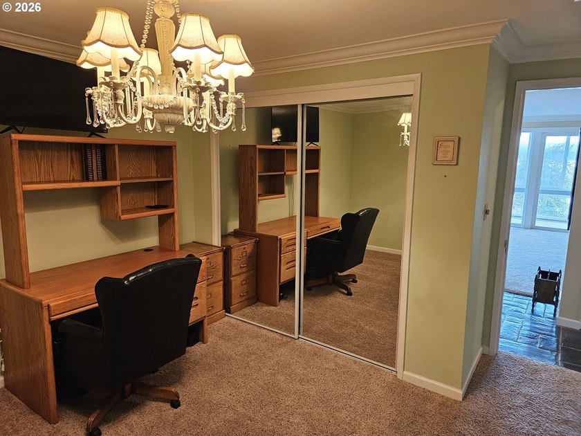 Premier, fully furnished corner unit in ground level Marine - photo 16