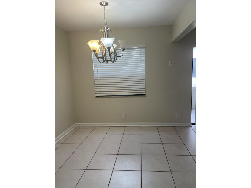 Very Nice 2 Bedroom 2 bath, Deluxe unit Tiled and vinyl Laminate - photo 3