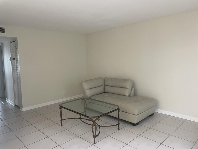 Very Nice 2 Bedroom 2 bath, Deluxe unit Tiled and vinyl Laminate - photo 4