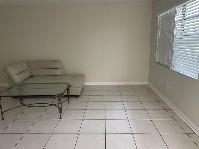 Very Nice 2 Bedroom 2 bath, Deluxe unit Tiled and vinyl Laminate - photo 5