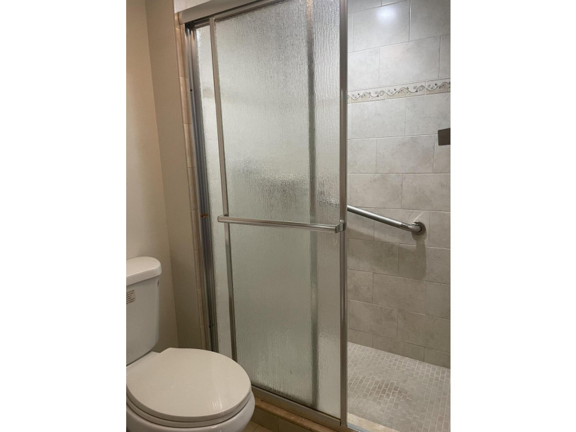 Very Nice 2 Bedroom 2 bath, Deluxe unit Tiled and vinyl Laminate - photo 8