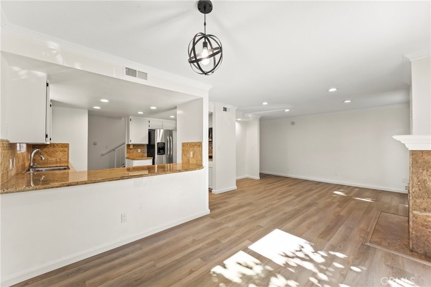 Beautiful Turn Key Corner Townhome in centrally located San - photo 10