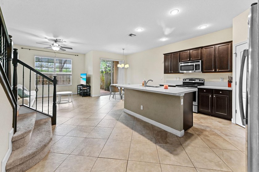 Welcome to this charming townhouse in Charleston Commons, West - photo 4