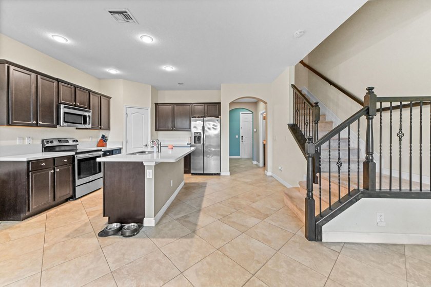 Welcome to this charming townhouse in Charleston Commons, West - photo 5