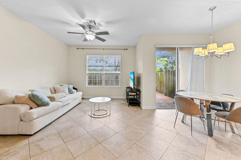 Welcome to this charming townhouse in Charleston Commons, West - photo 8