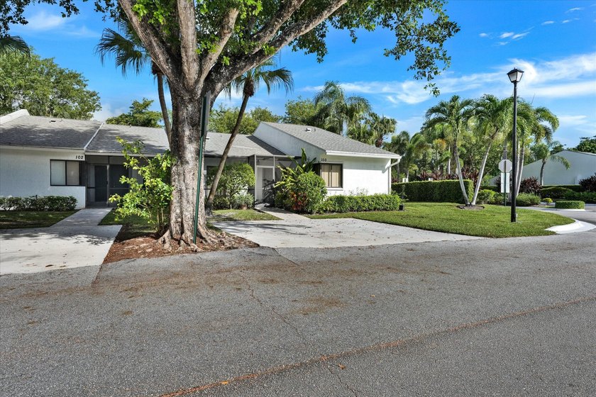 Welcome to this charming and beautifully upgraded 3-bedroom - photo 2