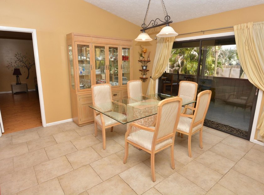 Unique opportunity to own a thoroughly maintained Corner lot - photo 7