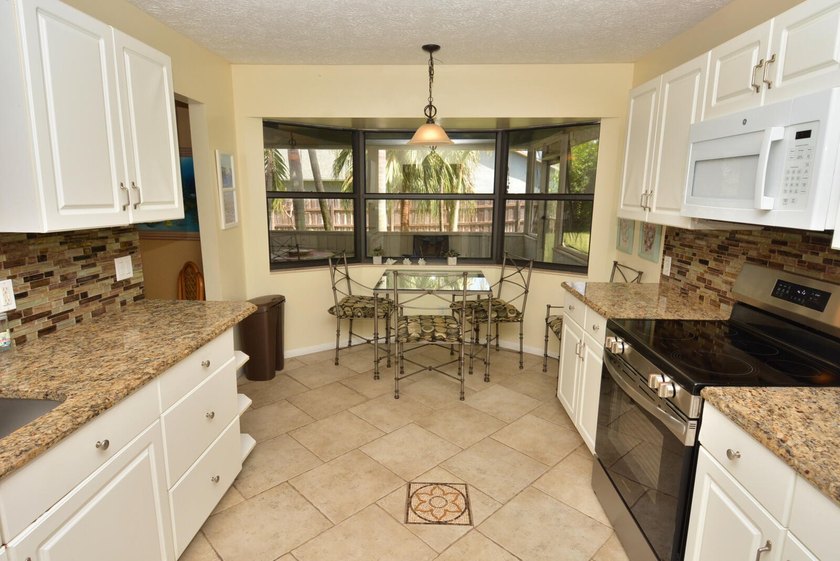 Unique opportunity to own a thoroughly maintained Corner lot - photo 9