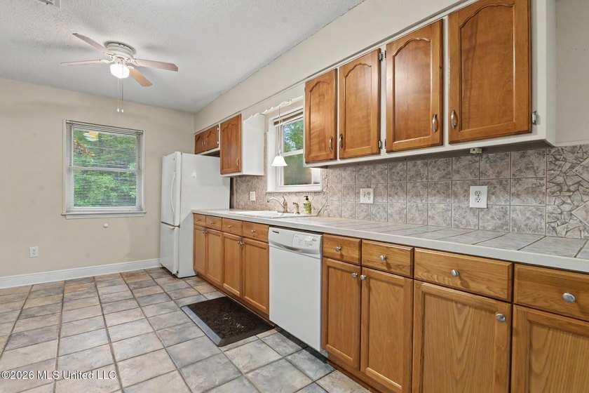 Situated on a quiet cul-de-sac in the heart of Diamondhead, this - photo 8