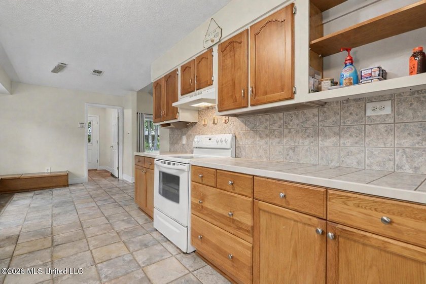 Situated on a quiet cul-de-sac in the heart of Diamondhead, this - photo 9