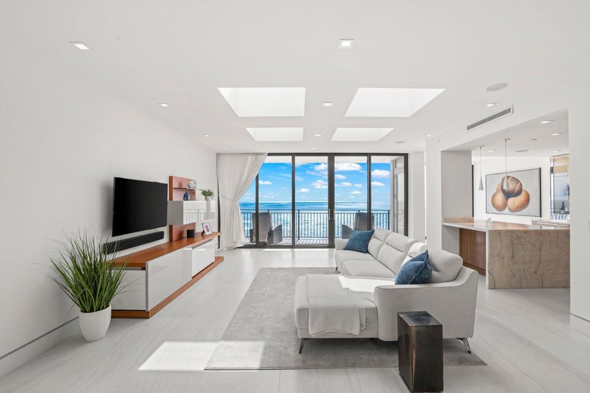 A truly rare offering in Boca Raton, this exquisitely reimagined - photo 2