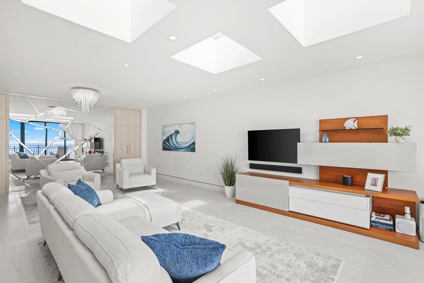 A truly rare offering in Boca Raton, this exquisitely reimagined - photo 5