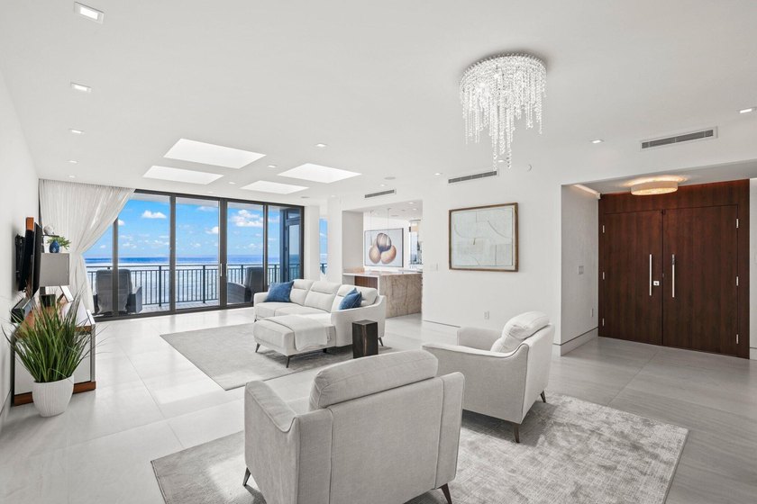 A truly rare offering in Boca Raton, this exquisitely reimagined - photo 9