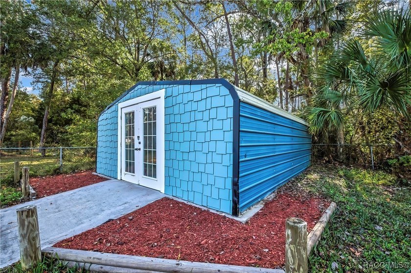 This beautifully renovated mobile home in Homosassa offers a - photo 2