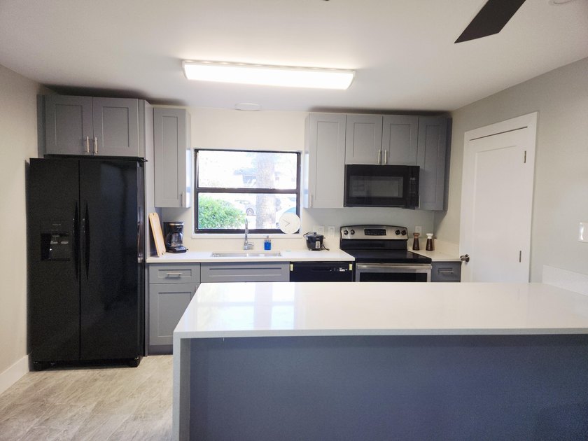Welcome to easy, first-floor living in this beautifully - photo 4
