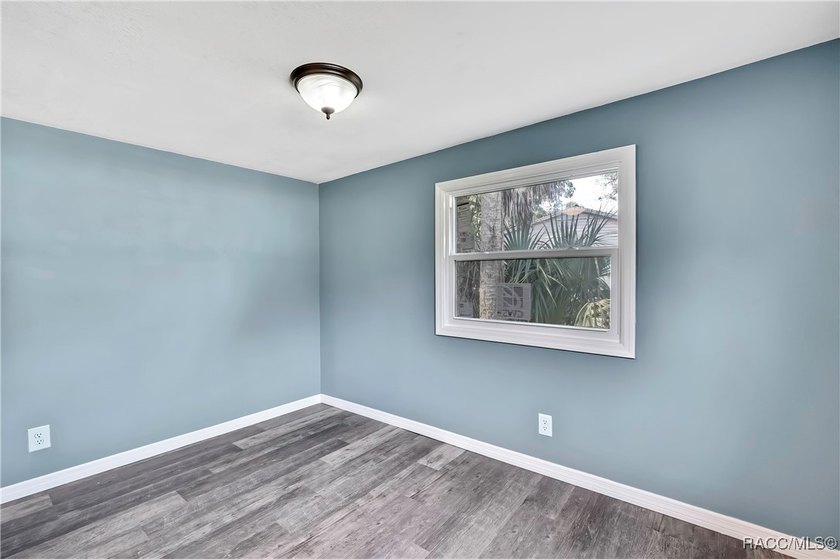 This beautifully renovated mobile home in Homosassa offers a - photo 7