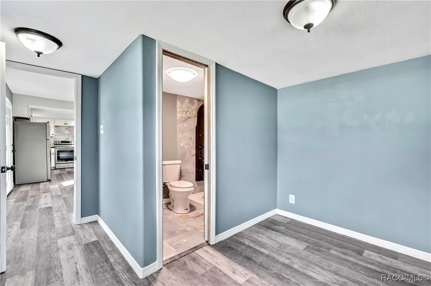 This beautifully renovated mobile home in Homosassa offers a - photo 8