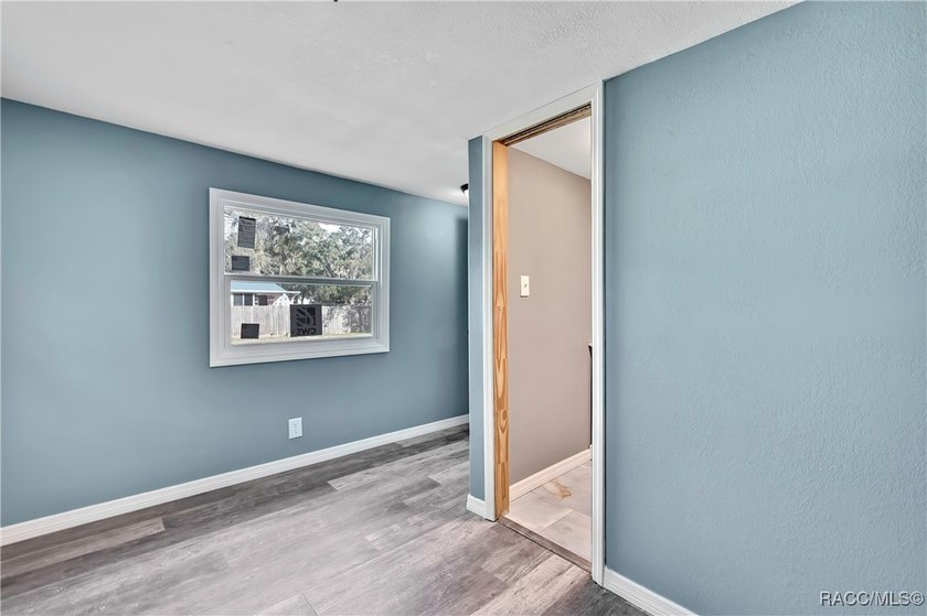 This beautifully renovated mobile home in Homosassa offers a - photo 9