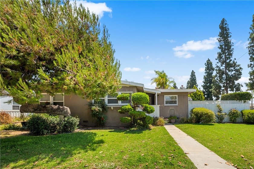 Wonderful mid-century Plaza property situated on a very generous - photo 2