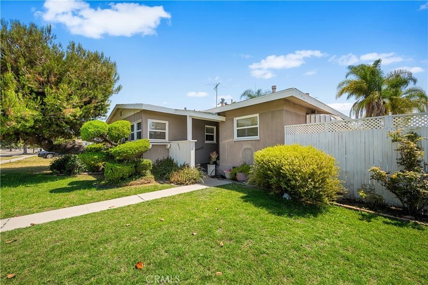 Wonderful mid-century Plaza property situated on a very generous - photo 3