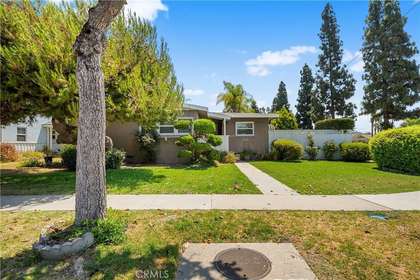 Wonderful mid-century Plaza property situated on a very generous - photo 6
