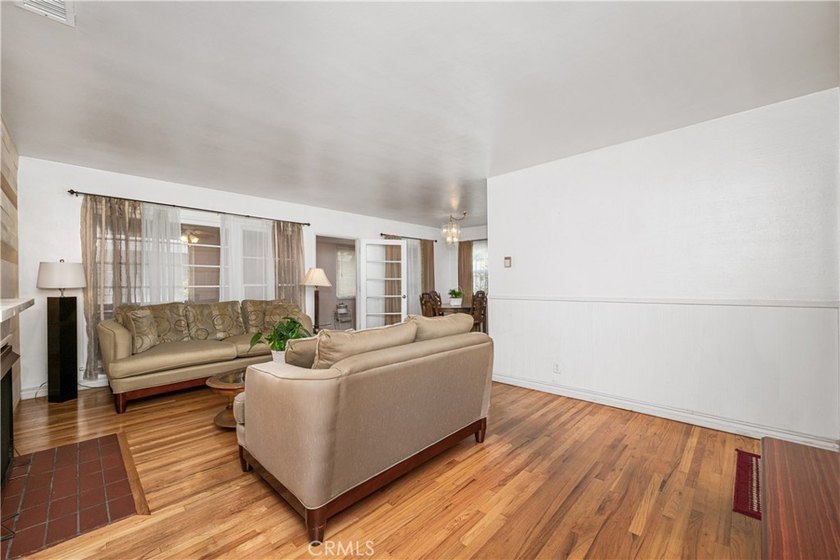 Wonderful mid-century Plaza property situated on a very generous - photo 9