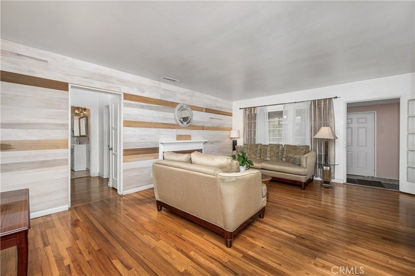 Wonderful mid-century Plaza property situated on a very generous - photo 10