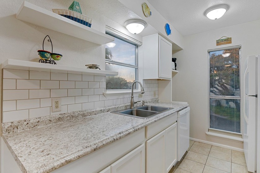 Welcome to coastal living in beautiful Rockport, Texas! This - photo 10