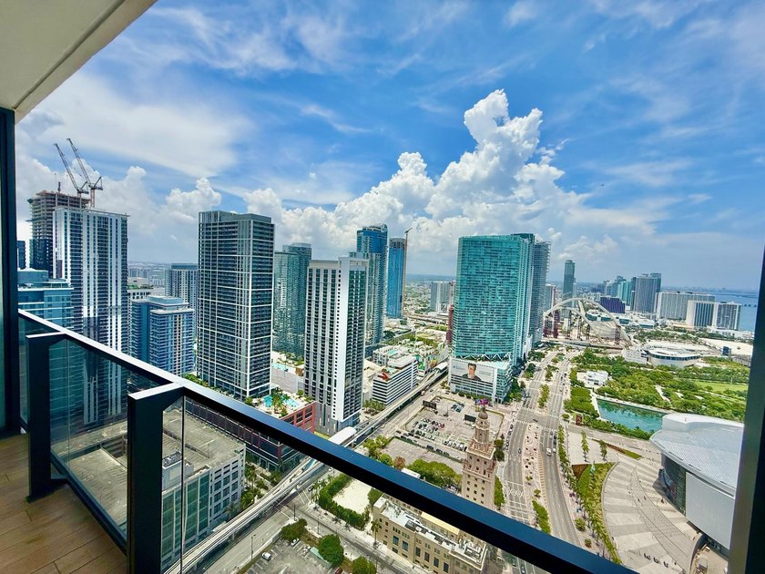 Beautiful and captivating studio on the 39th Floor at The Elser - photo 2