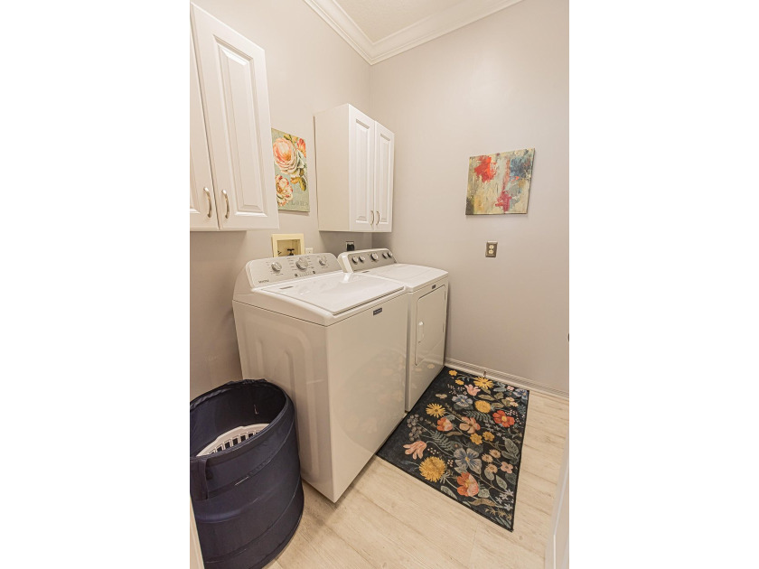 Gorgeous updated 2/2/2 with flex room with high-end finishes - photo 17