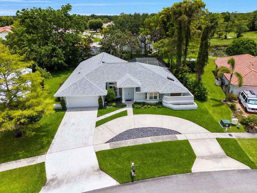 Welcome to this spacious single-story pool home in the - photo 2