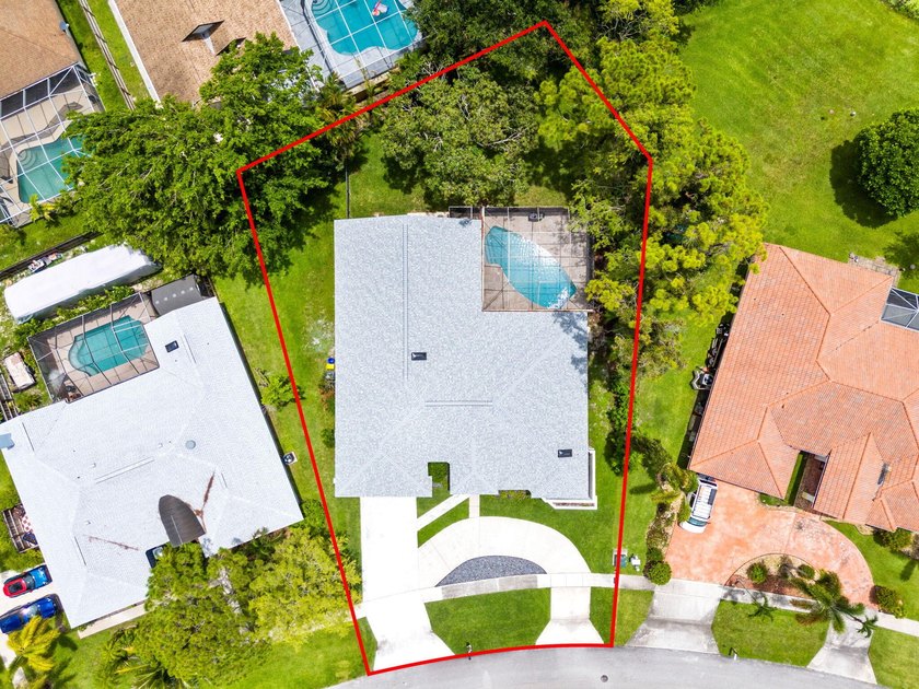 Welcome to this spacious single-story pool home in the - photo 3