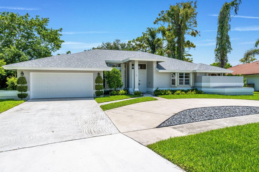 Welcome to this spacious single-story pool home in the - photo 5