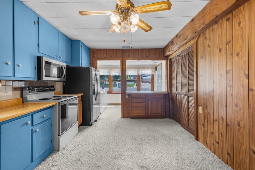 Bring your vision to this charming lakefront home on beautiful - photo 12