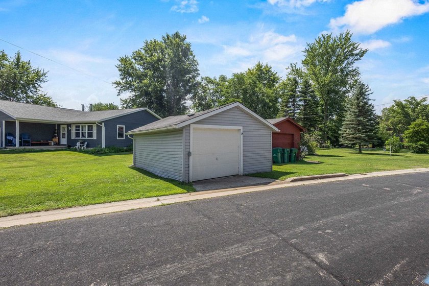 Bring your vision to this charming lakefront home on beautiful - photo 29