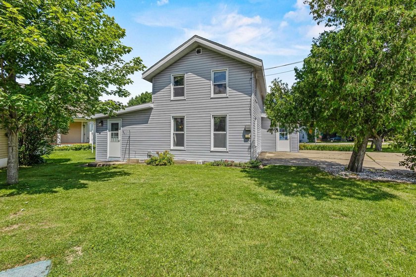 Bring your vision to this charming lakefront home on beautiful - photo 30