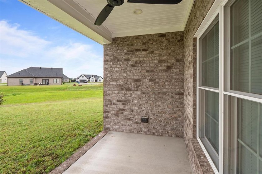 Welcome to Woodland Ridge! Built in 2022, this thoughtfully - photo 31