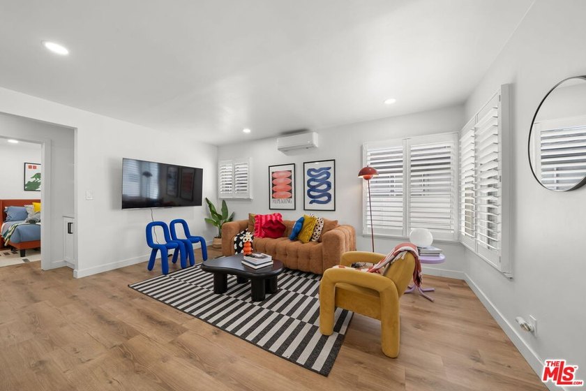 Welcome to 3037 Pacific Avenue, a design-forward Mid-Century - photo 3