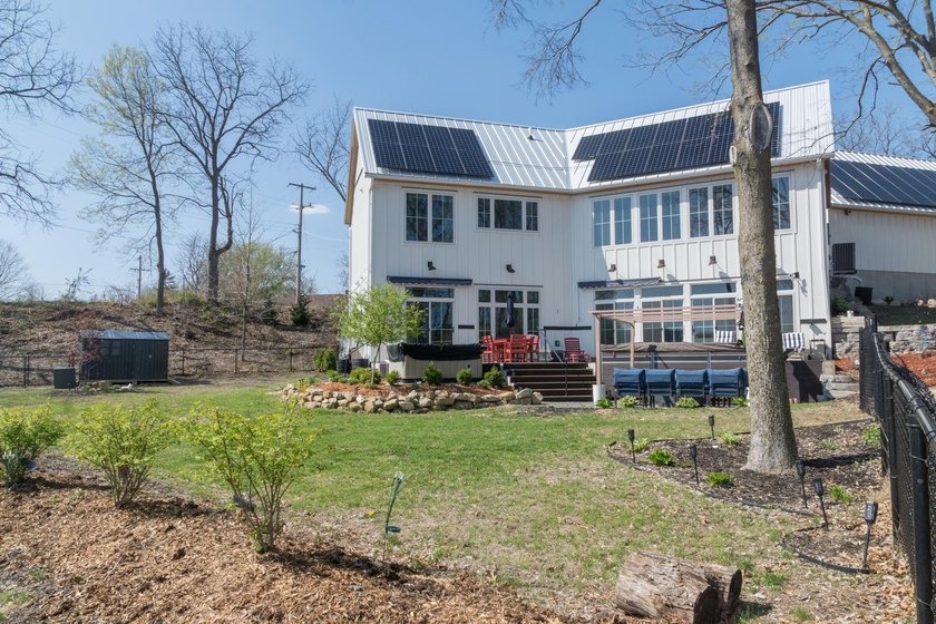 Stunning lake view luxury estate with dual living potential! - photo 2