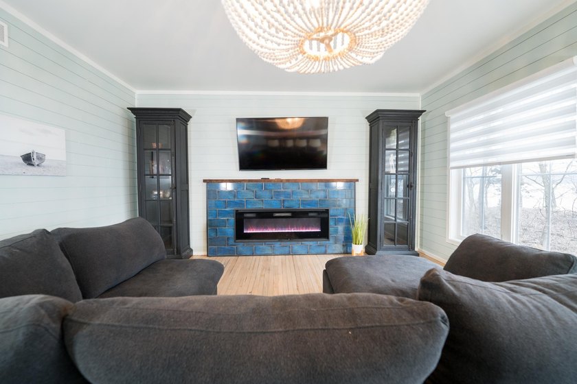 Stunning lake view luxury estate with dual living potential! - photo 9
