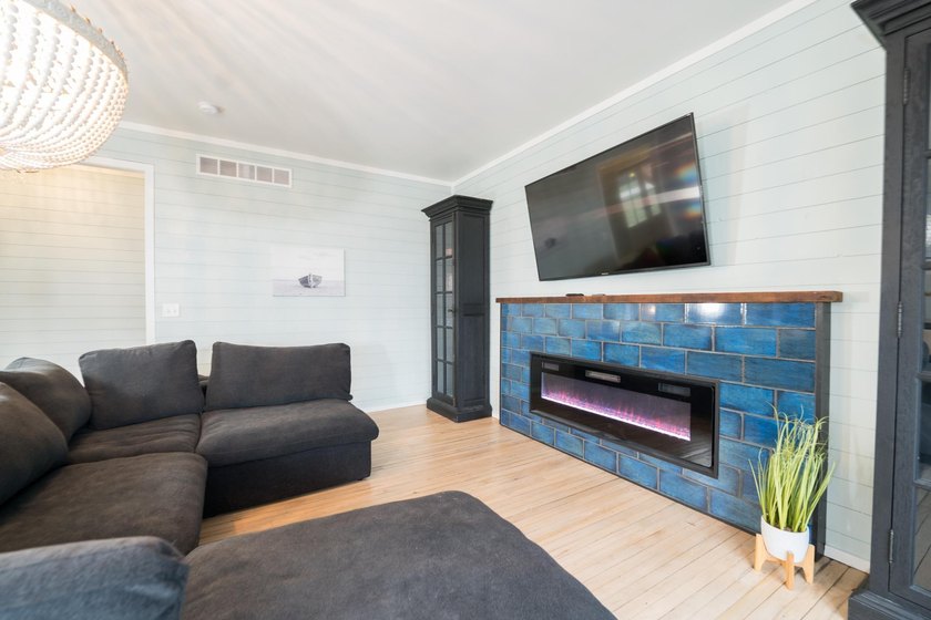 Stunning lake view luxury estate with dual living potential! - photo 10