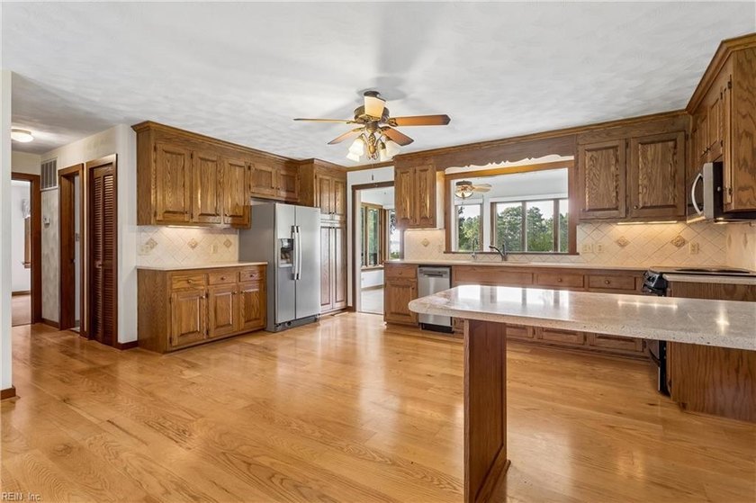 Rare opportunity to own a beautiful waterfront home at an - photo 11