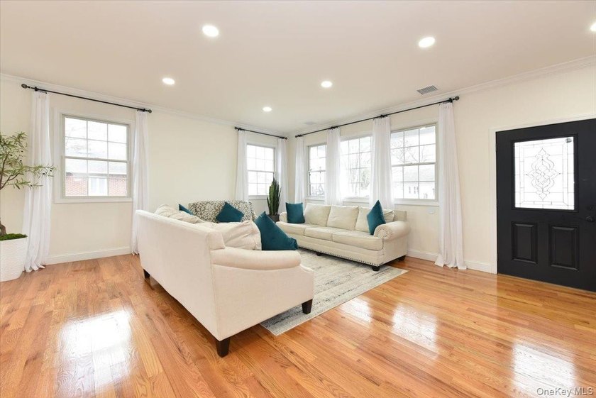 Introducing a meticulously renovated and fully remodeled luxury - photo 8