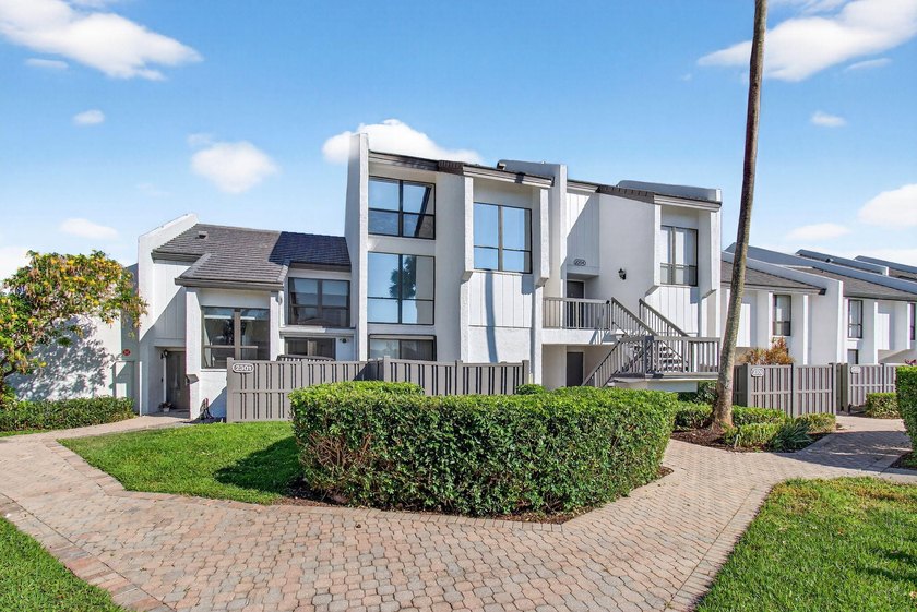 Beautiful upper level townhouse walking distance to the Club - photo 2