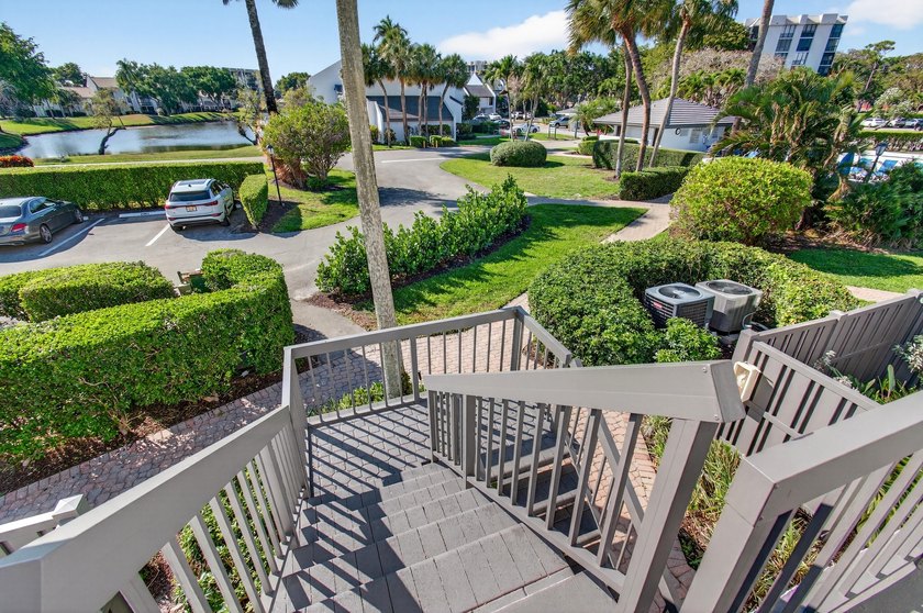 Beautiful upper level townhouse walking distance to the Club - photo 3