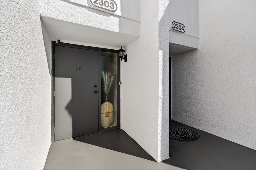 Beautiful upper level townhouse walking distance to the Club - photo 4