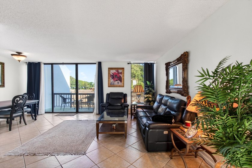 Beautiful upper level townhouse walking distance to the Club - photo 7