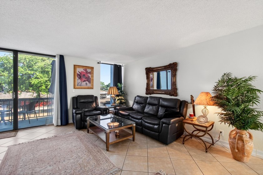 Beautiful upper level townhouse walking distance to the Club - photo 8