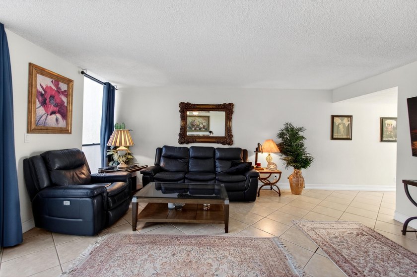 Beautiful upper level townhouse walking distance to the Club - photo 9