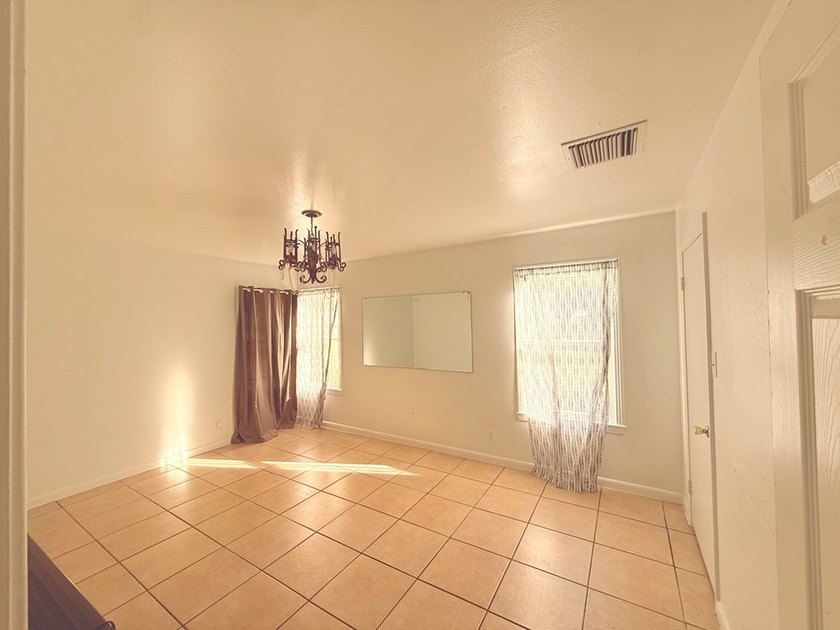 Investment opportunity in the heart of Rockport! This 2-bedroom - photo 3